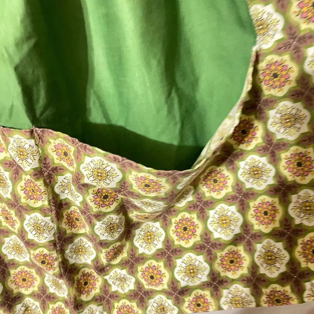 #5749 Womens Green and Tan Half Apron with Pocket